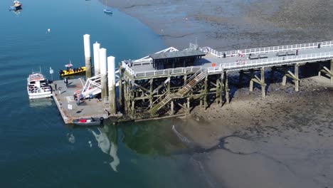 soleado muelle beaumaris vista aérea relajante junto al mar frente al mar atracción turística punto de referencia galés cerrar órbita derecha