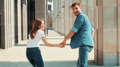 una pareja feliz bailando al aire libre.