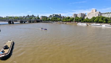 rowers navigate the thames in london