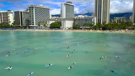 Imágenes-De-Drones-De-Surfistas-En-La-Playa-De-Waikiki-En-La-Isla-De-Oahu,-Hawaii