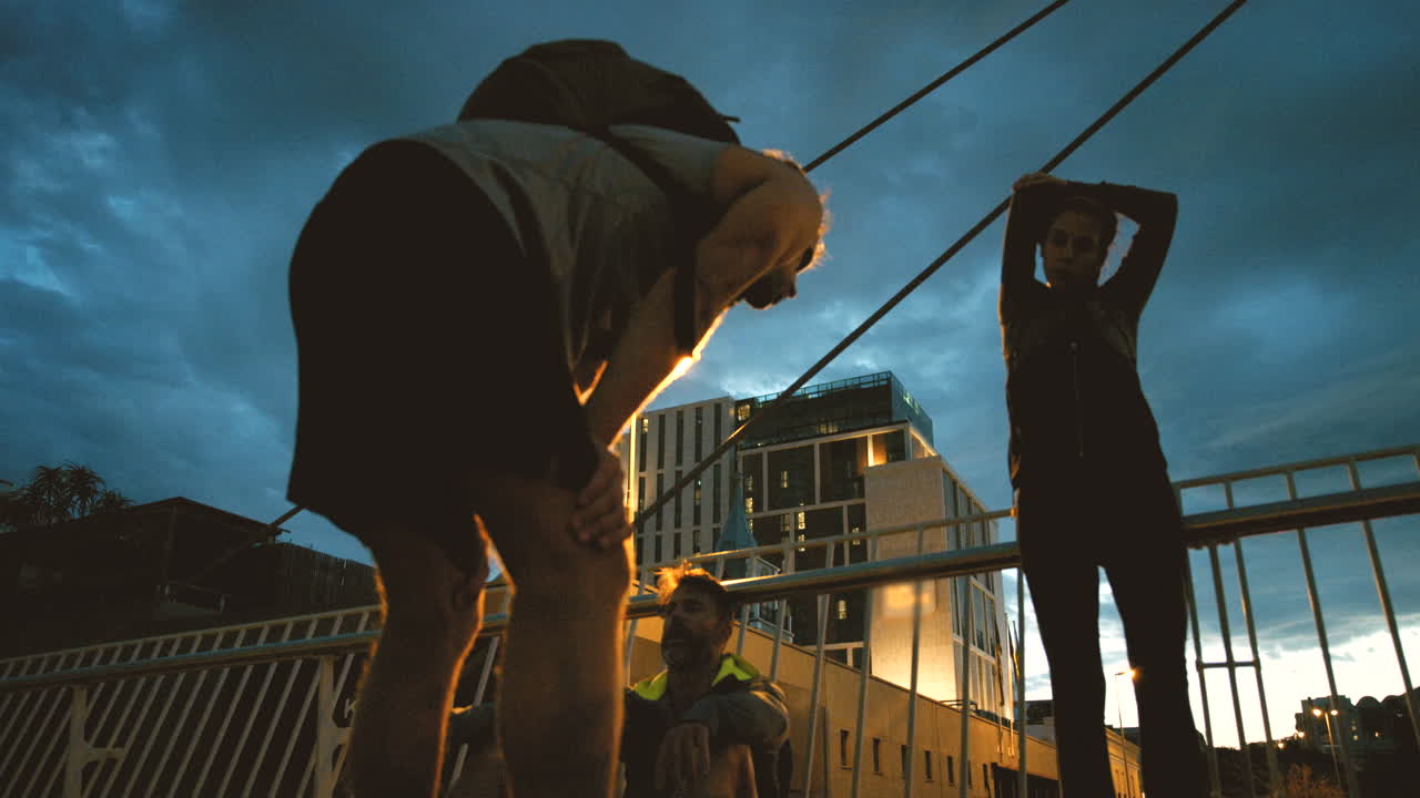 피곤 한 운동 선수 들 이 휴식 을 하고 있다