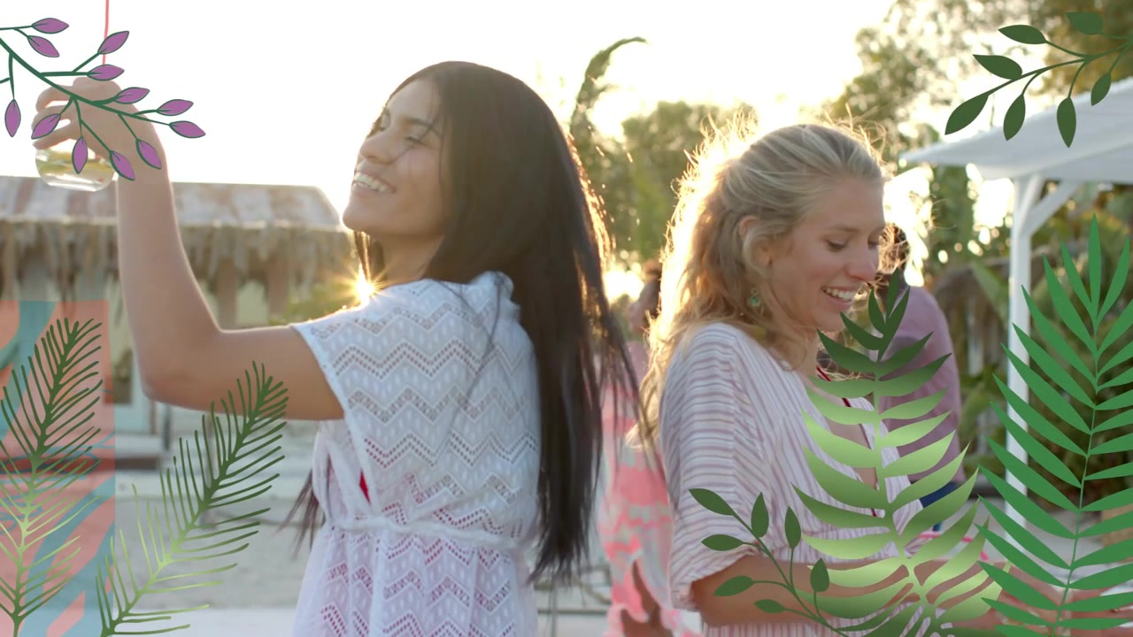 Dos mujeres levantando una bebida y balanceándose espalda con espalda en un patio de playa para una sesión de fotos de estilo de vida, con superposiciones de hojas.