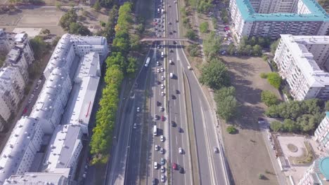 Fantástica-Toma-Aérea-Inclinada-De-Rotonda-Y-Autopista