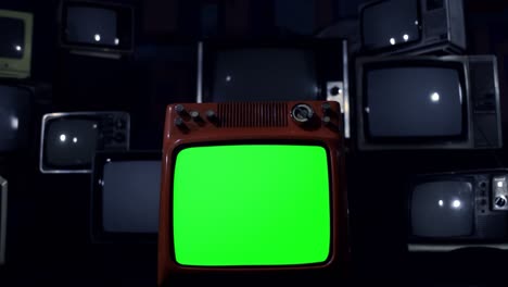 녹색 화면으로 된 오래된 빈티지 tv 세트의 폭발.
