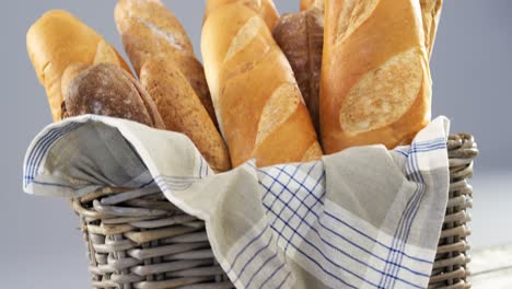 primer plano de baguettes en la canasta