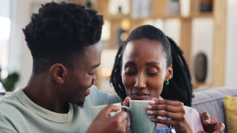 Té,-Tostadas-Y-Una-Feliz-Pareja-Negra-En-Un-Sofá.