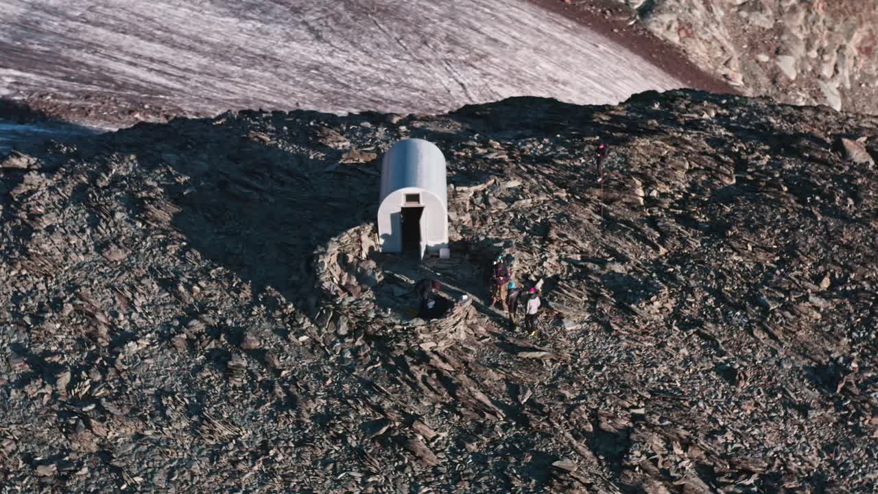 climbers on the bivacco gratton in park nationale gran paradiso