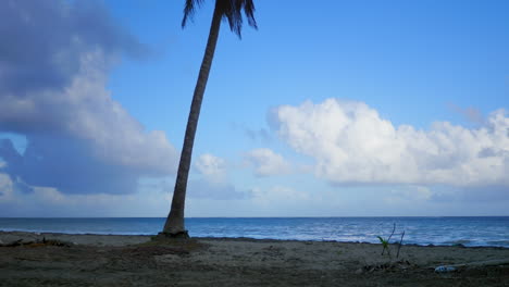 Zeitraffer-Eines-Karibischen-Strandes-Bei-Sonnenuntergang