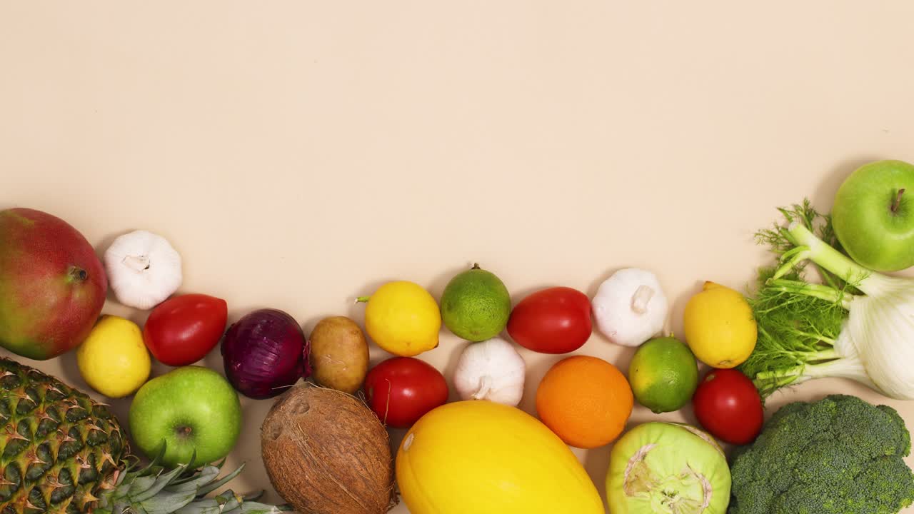 varias frutas y verduras frescas maduras y orgánicas se mueven en la parte inferior de la mesa con espacio de copia. detenga el movimiento