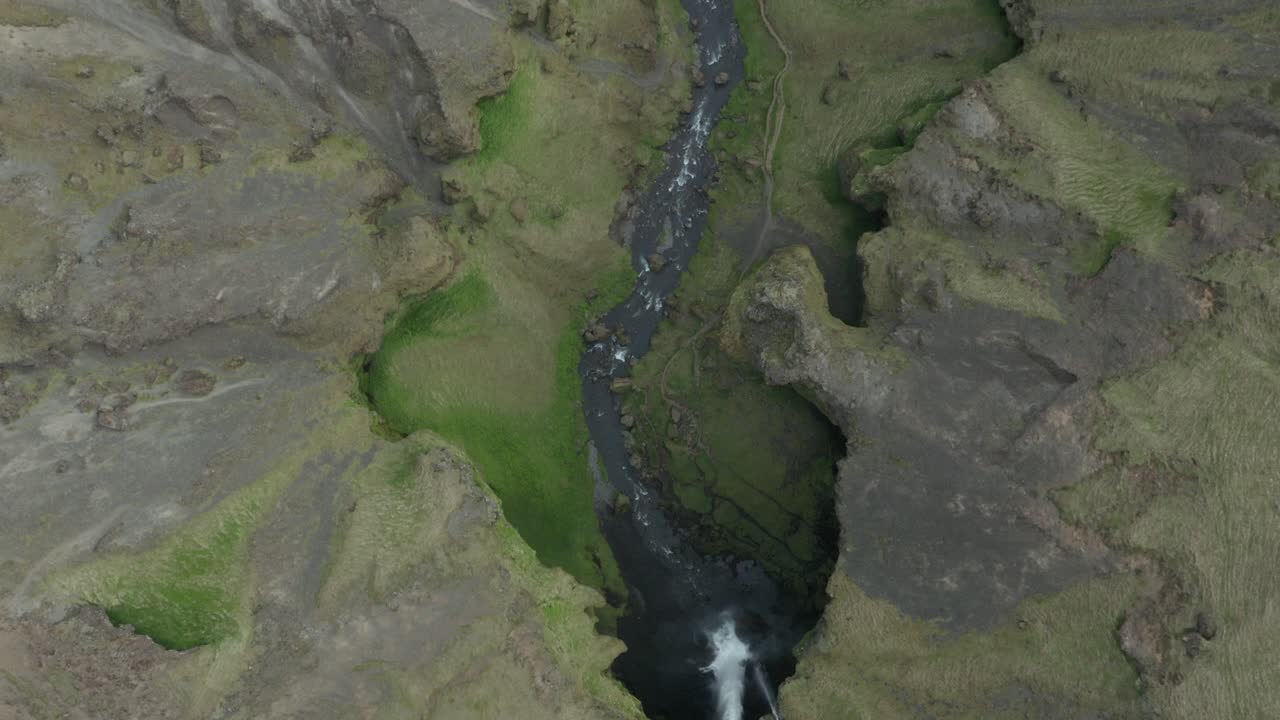 vista de arriba hacia abajo del río kverná en el cañón en la cascada kvernufoss en islandia