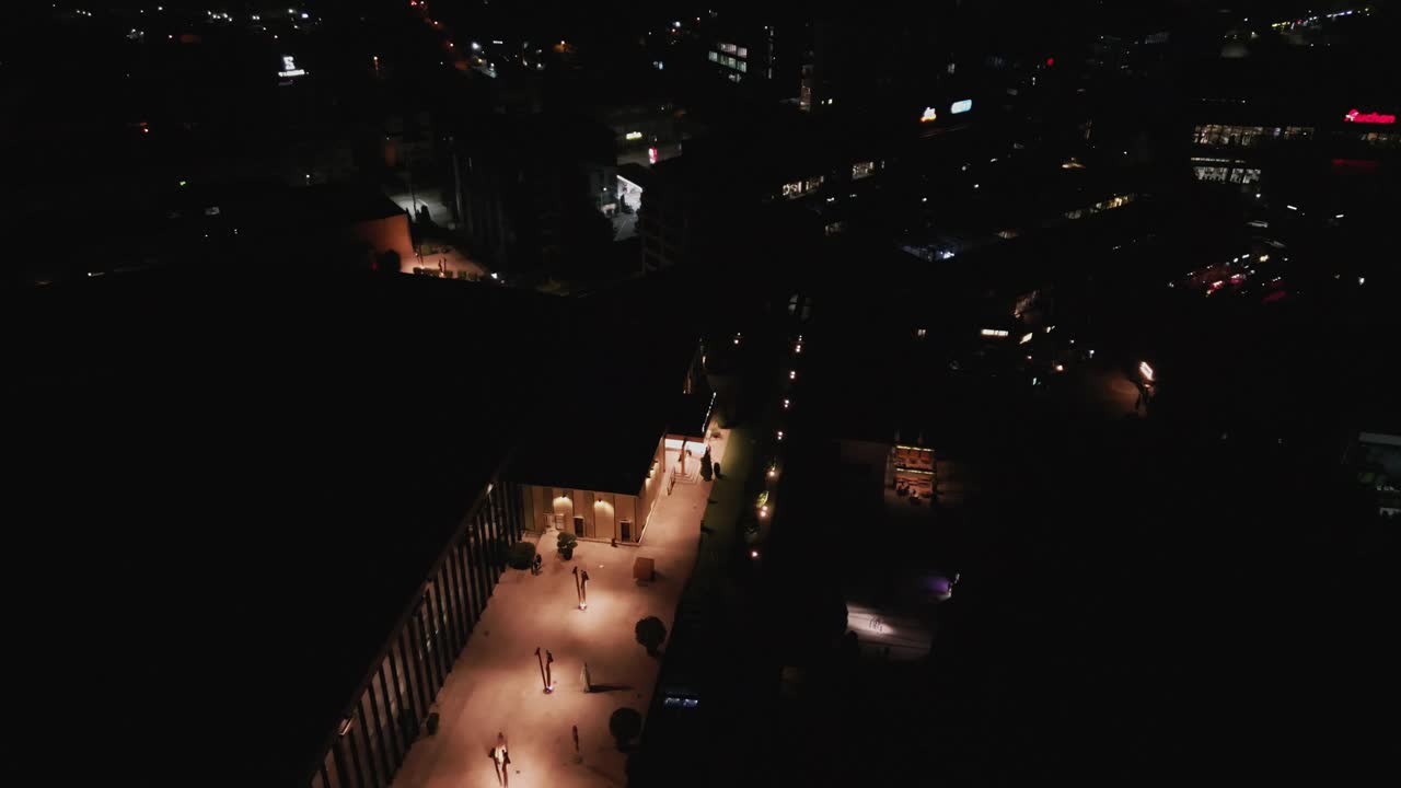 vista aérea de una ciudad por la noche