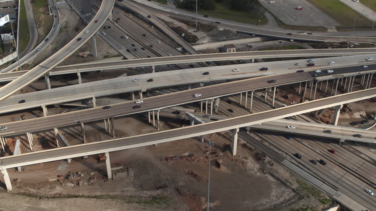 vista de pájaro de los autos en la autopista 59 y 610 sur en houston, texas
