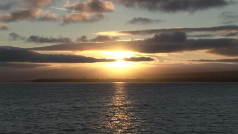 puesta de sol cerca de lahinch en irlanda