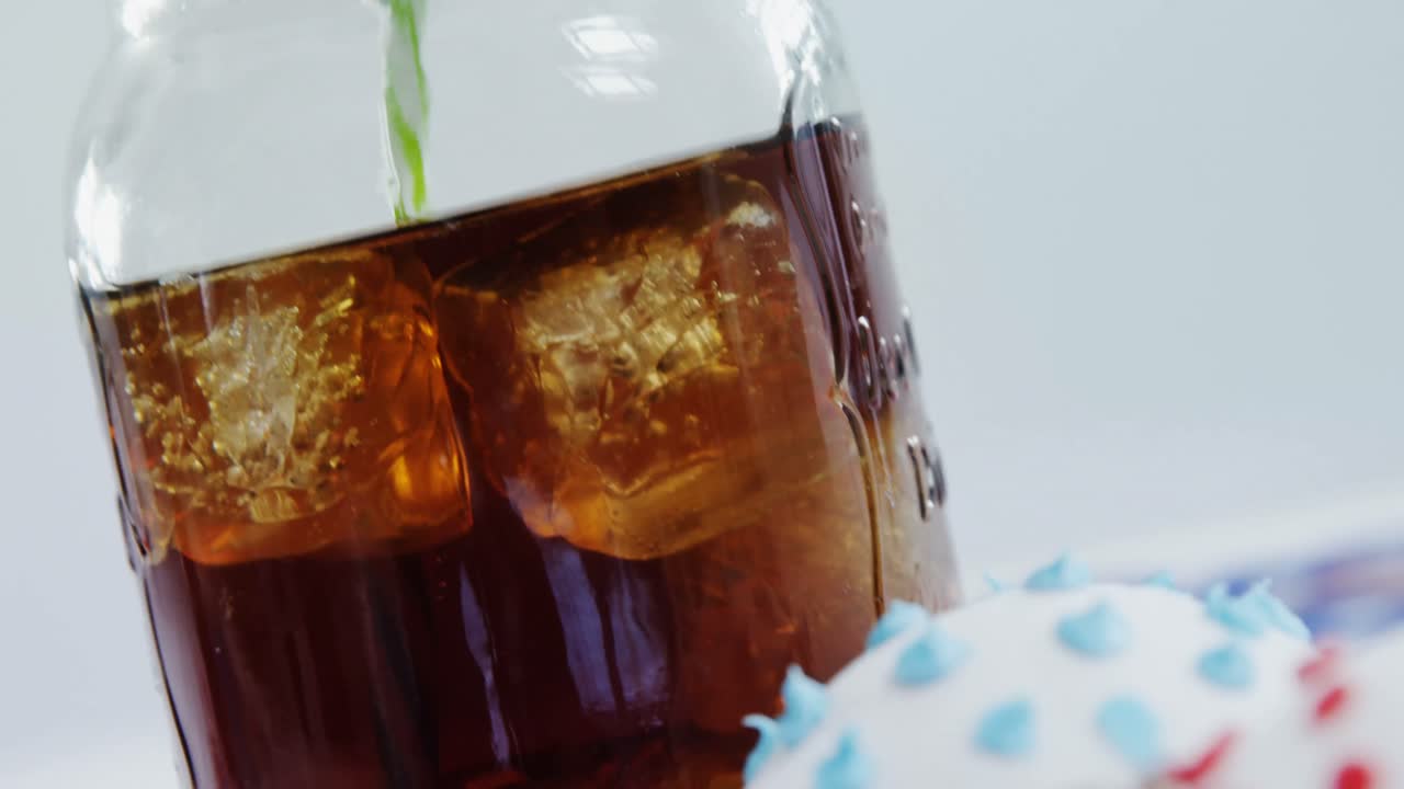 primer plano de bebida y pastel con tema del 4 de julio