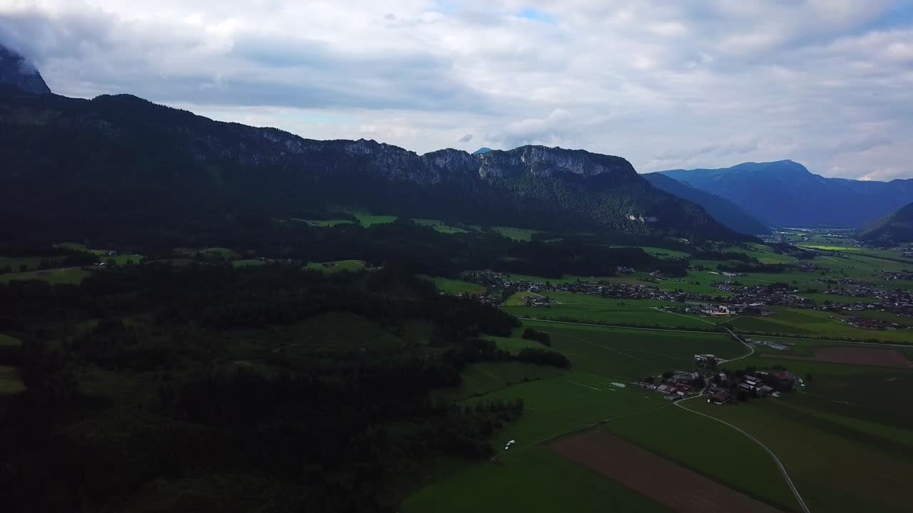 vista aérea sobre un valle de montaña y un paisaje nublado tormentoso, cerca de oberndorf, austria