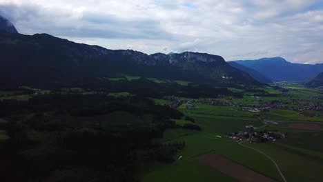 Luftaufnahme-über-Einem-Bergtal-Und-Einer-Stürmischen-Wolkenlandschaft,-In-Der-Nähe-Von-Oberndorf,-österreich