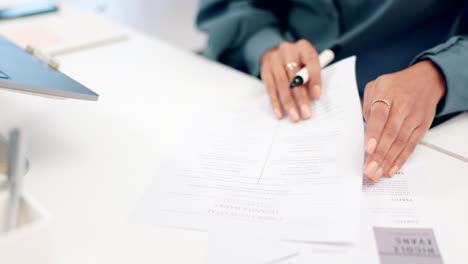 manos, escritura y currículum con papel