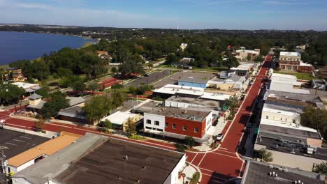 el dron orbita alrededor del centro histórico de clermont con una vista panorámica del lago en el fondo.