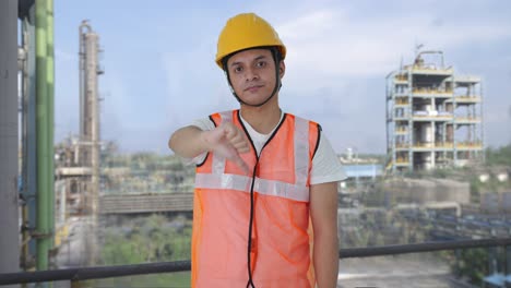 los trabajadores de la construcción indios decepcionados muestran los pulgares hacia abajo