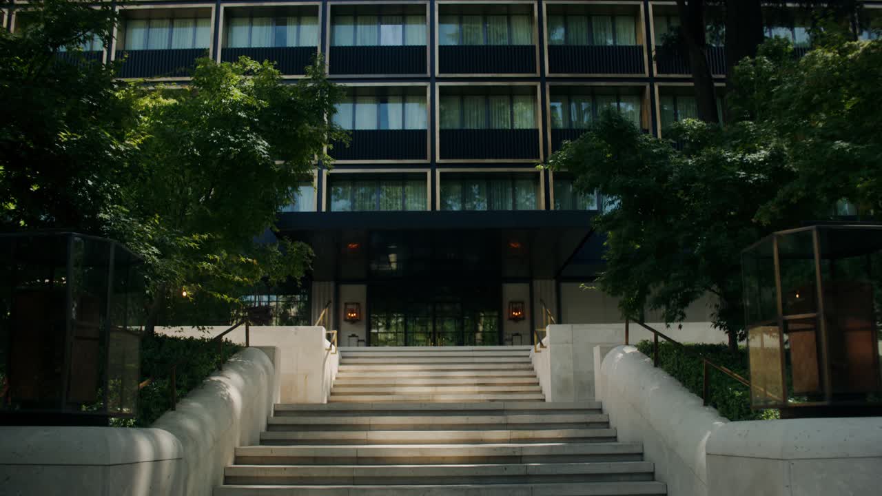 조경과 함께 현대적인 호텔 입구