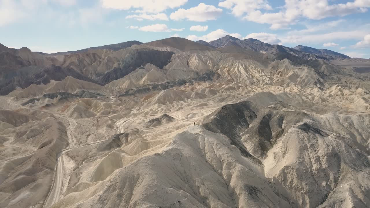 la gran vista aérea del paisaje pintoresco del parque nacional del valle de la muerte, zabriskie point en el este de california y nevada, estados unidos
