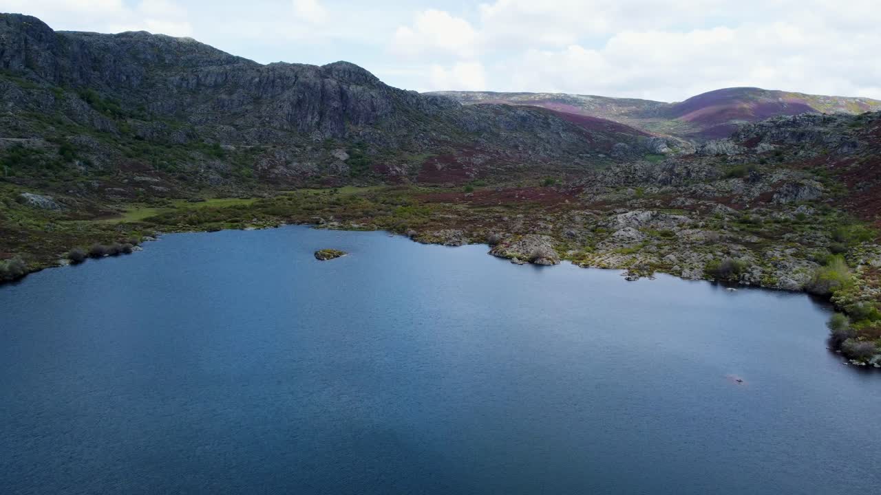 Krystalklart blåt vand i det højalpine område af Rio Tera-kløften, Spanien, klippelandskab fra drone.