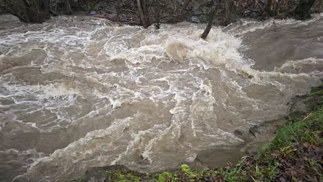 agua de inundación sucia que fluye rápidamente en el río, primer plano abstracto, video en cámara súper lenta