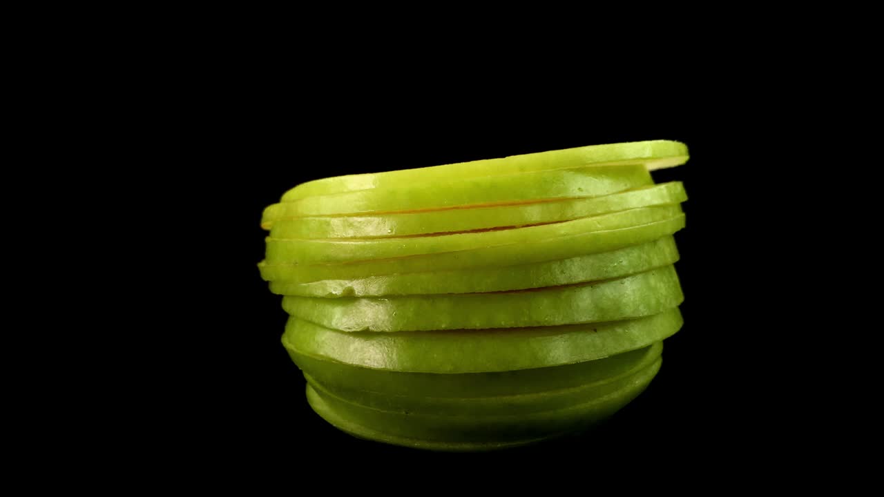 신선한 사과를 잘라서 다시 어서 재미있는 스 모션 애니메이션으로 창의적인 요리 및 건강 인식 개념을 제공합니다.