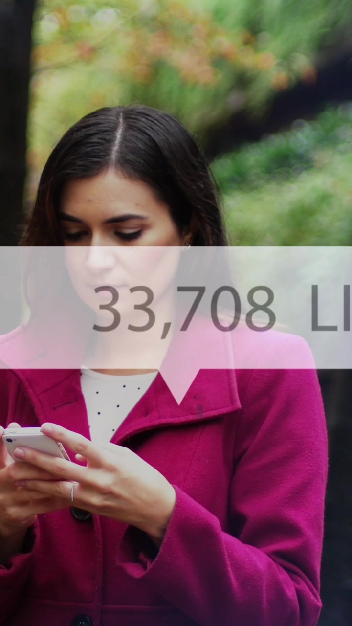 Animazione di una notifica di "mi piace" dei social media su una donna caucasica che usa lo smartphone al parco.