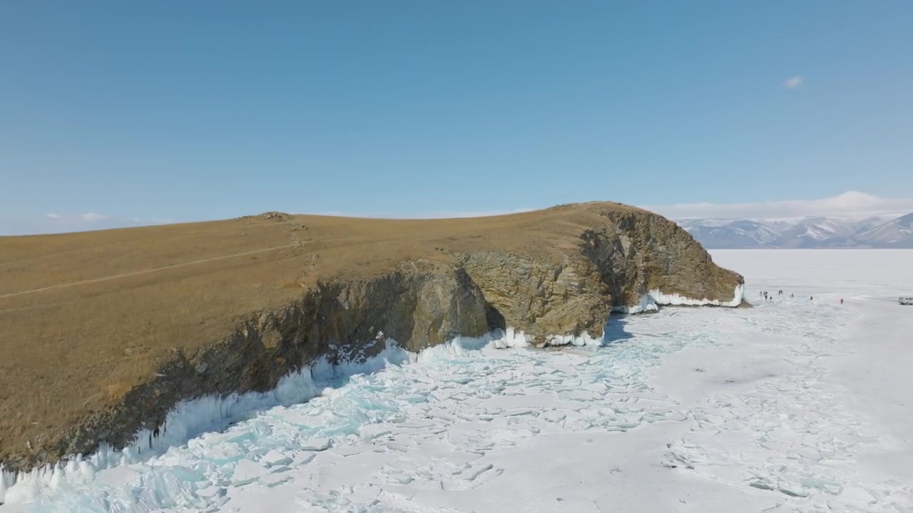 Droneoptagelser af barske kystklipper og puklet blå is på den frosne Bajkalsø nær Kharantsy-øen, Olkhon-distriktet, Irkutsk oblast, Rusland