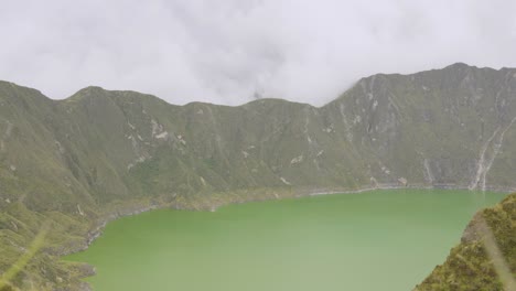 Quilotoa-Lagune,-Zeitrafferansicht-Des-Vulkankratersees,-Umgeben-Von-Bergen-Und-Wolken