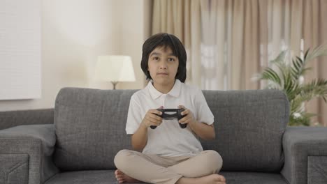 niño indio competitivo jugando videojuegos