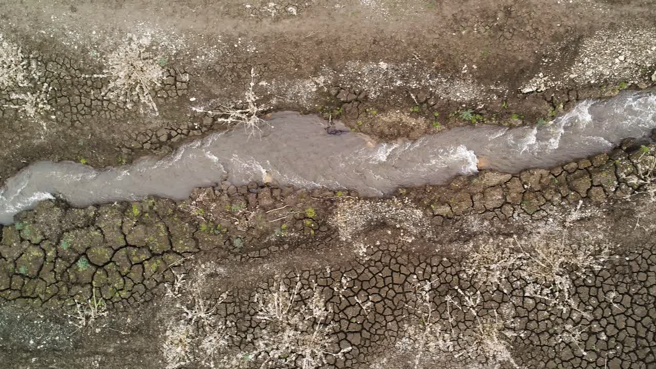 물줄기가 있는 건조하고 균열된 땅