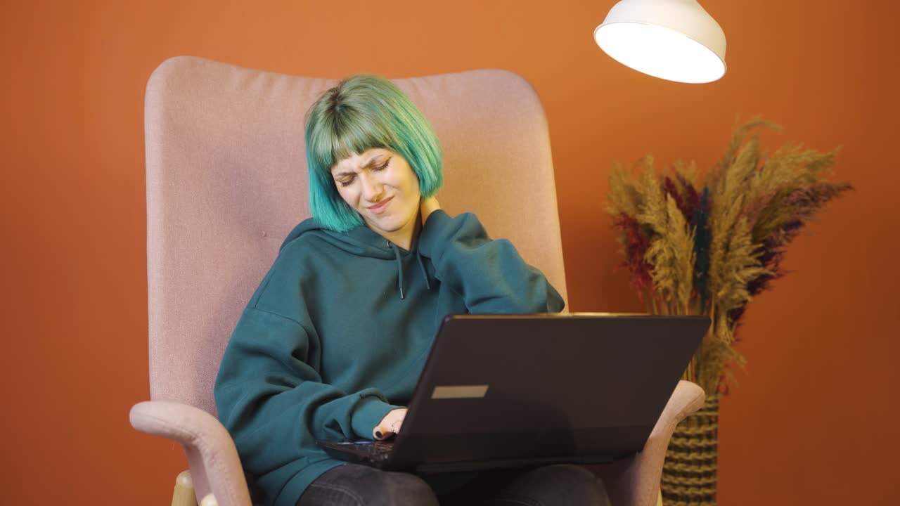 la joven con dolor de cuello.