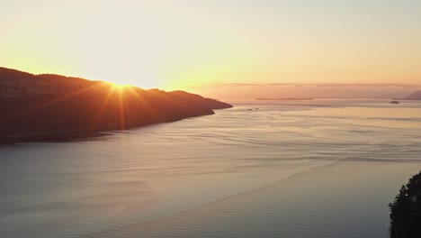 Schöne-Lebendige-Sonne,-Die-Während-Der-Goldenen-Stunde-Hinter-Den-Bergen-In-Vancouver,-Kanada,-Aufgeht