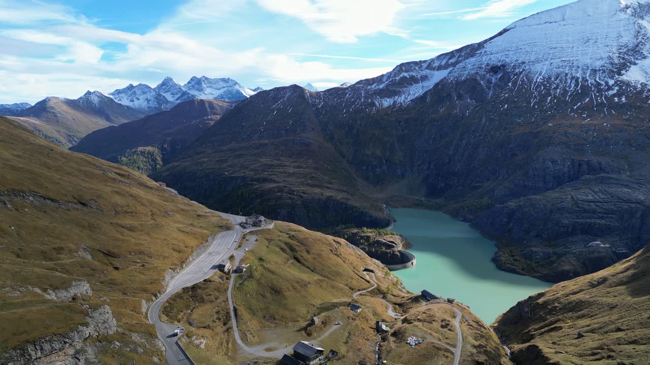 grossglockner carretera alta alpina y lago de montaña azul en los alpes austriacos - 4k aéreo