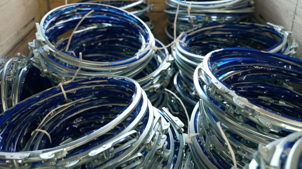 Morsetti metallici in una fabbrica di produzione di tubi