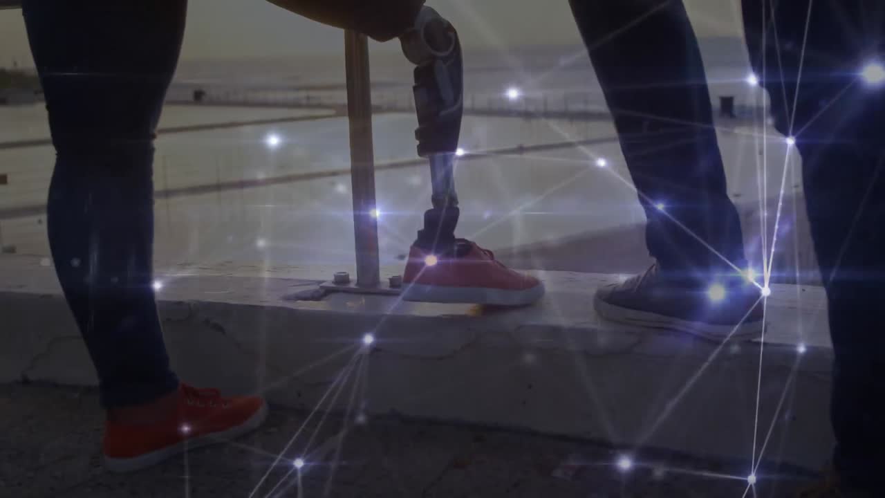 animación del procesamiento de datos con una mujer con una pierna protésica en el fondo