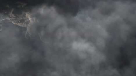 Gewitter-Dramatischer-Regen-Dunkle-Wolken-Am-Himmel