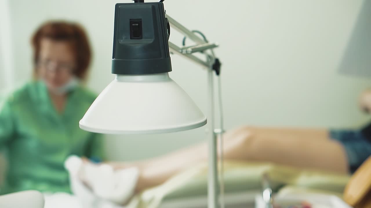 예쁜 어린 소녀가 의자에 앉아 있습니다.