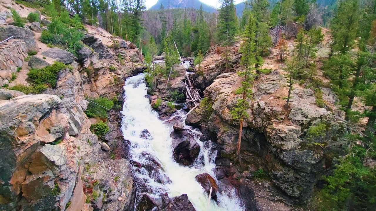agua que fluye a través del río rocky mountain en colorado durante el día
