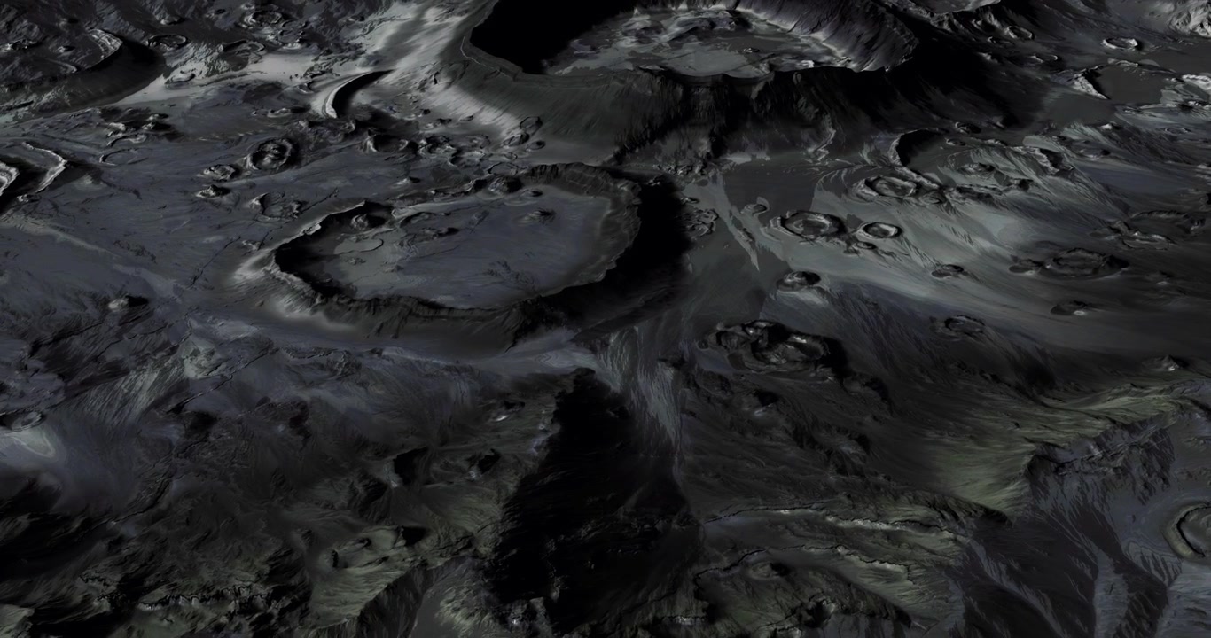 Vista dettagliata della superficie lunare che mostra crateri e formazioni geologiche.