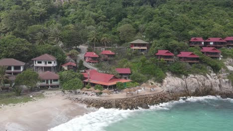 Luftaufnahme-Von-Villen-Neben-Einem-Schönen-Strand