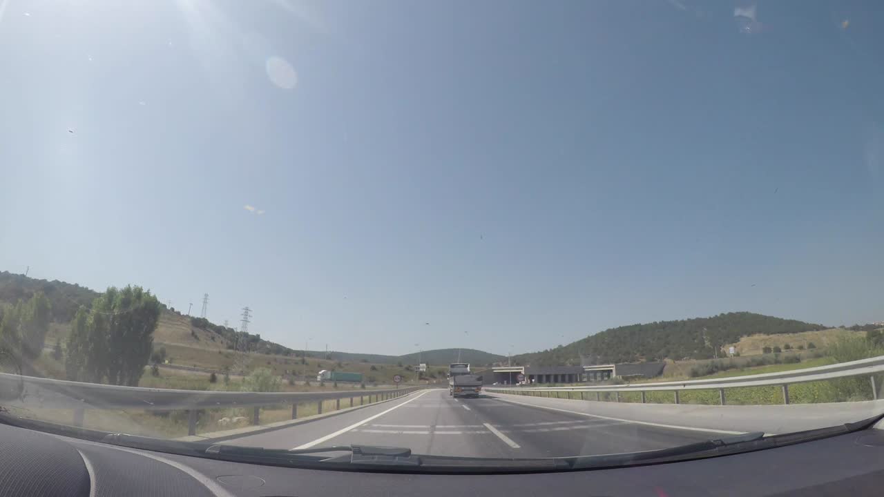 차량 내부의 카메라에서 도시, 자연 및 교통 뷰.