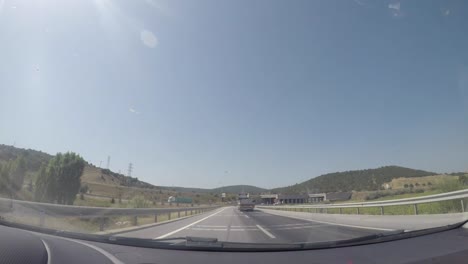 vista de la ciudad, la naturaleza y el tráfico desde la cámara dentro del vehículo.
