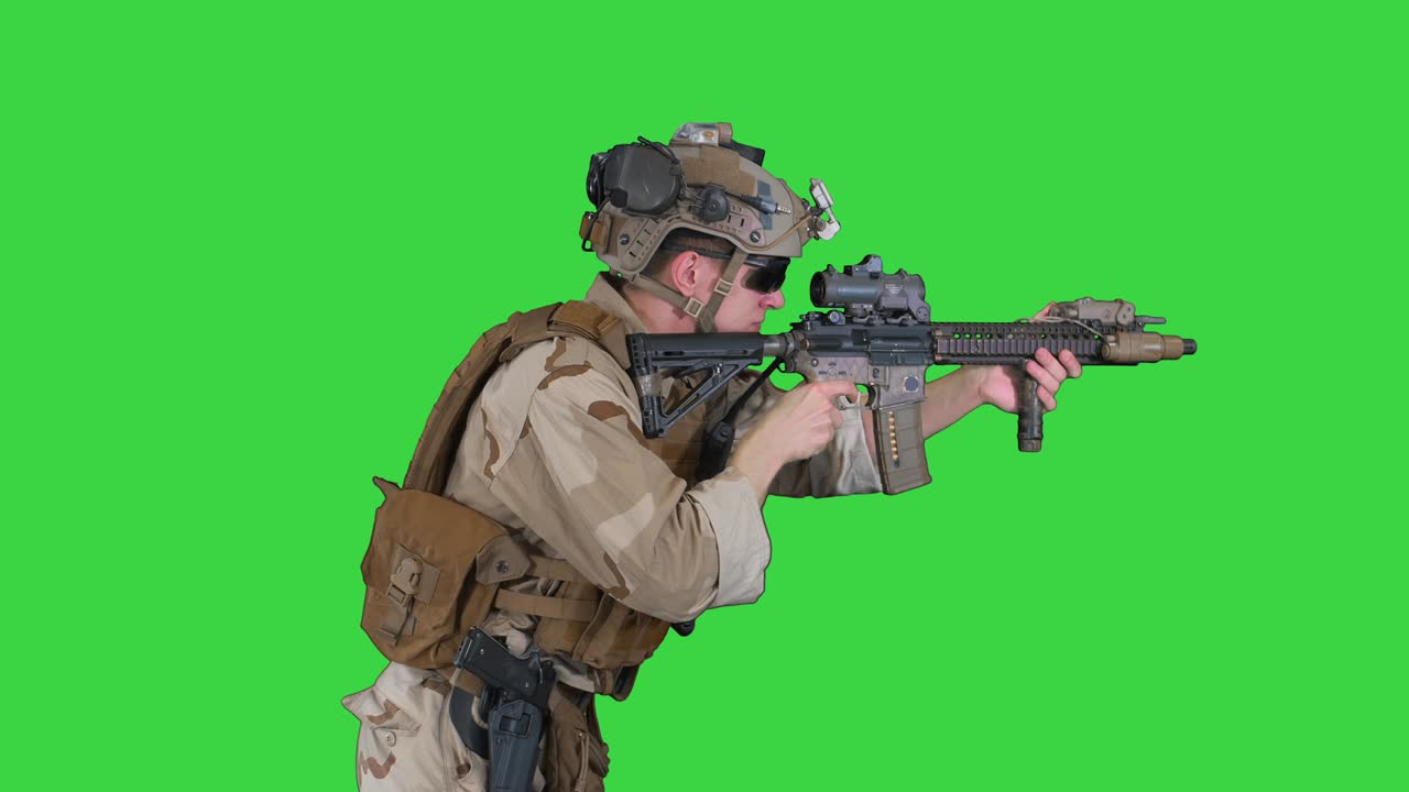 морской прицел и стрельба автоматической винтовки на зеленом экране, хроматический ключ