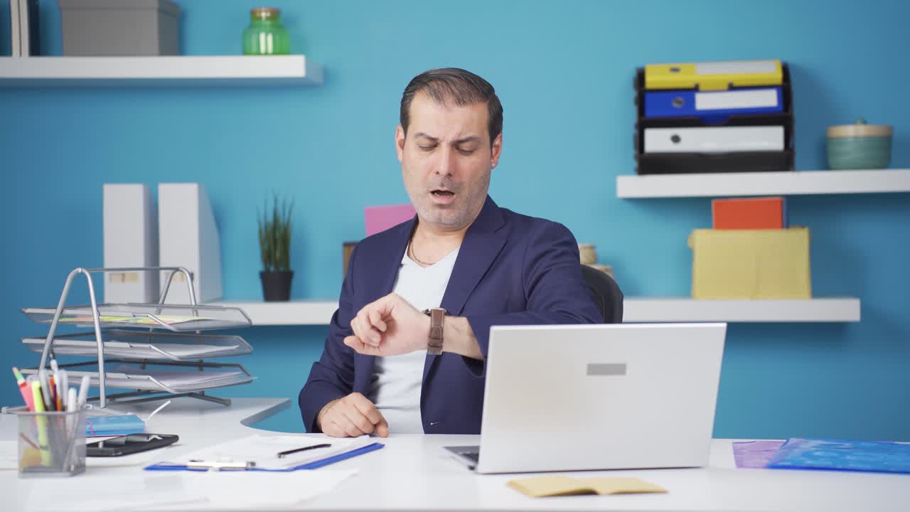 неуклюжий бизнесмен под давлением времени.