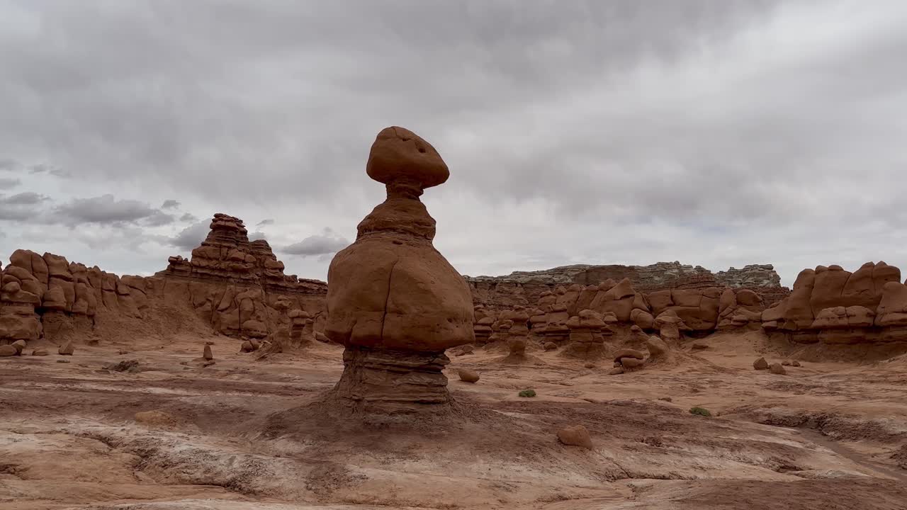 hoodoos y características geológicas del terreno formadas por la erosión hídrica y eólica - panorama