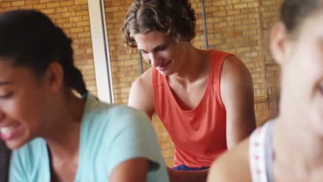 niños de la escuela secundaria divirtiéndose mientras se relajan en la corte