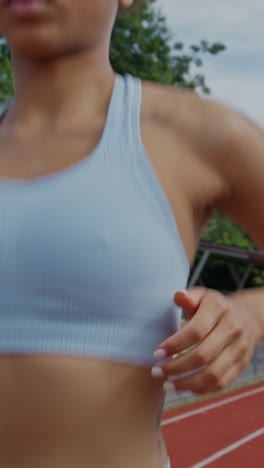 mujer corriendo en una pista